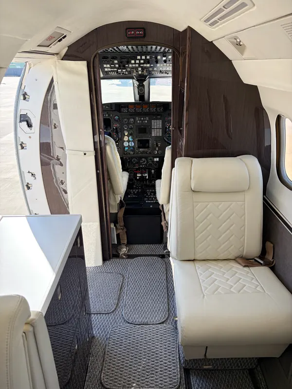 1991 IAI Astra SP – Forward cabin and entry door – view to the cockpit