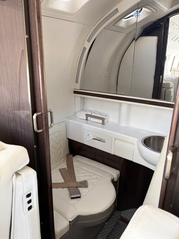 1991 IAI Astra SP – Aft belted lavatory with vanity
